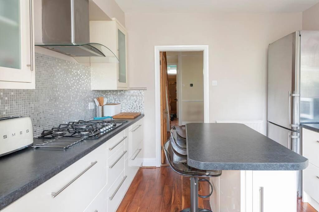 Spacious House - 2 Double Rooms - Street Parking - Garden Bath Extérieur photo